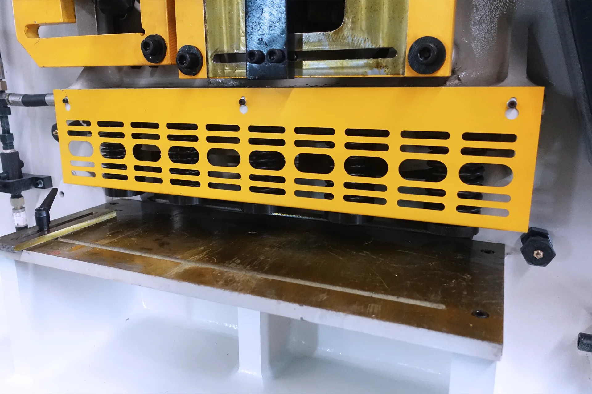 Affordable Ironworker Machine for small workshops, Hydraulic Ironworker Machine with multiple stations - Pictures 11 Affordable Ironworker Machine for small workshops, Hydraulic Ironworker Machine with multiple stations - flat bars shearing station