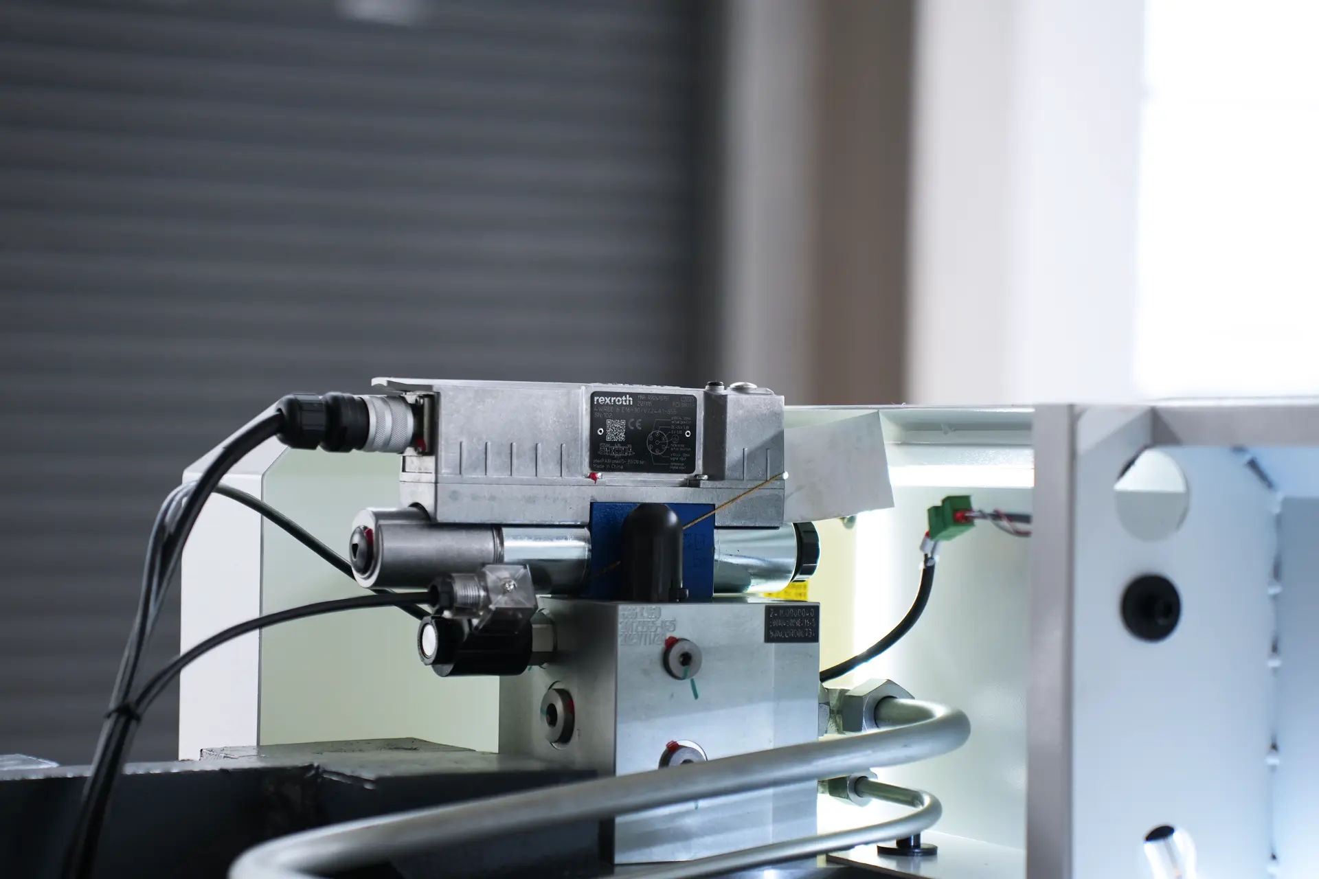 CNC Press Brake MB8-110T3200 3+1 Axis With DELEM DA53T controller - Pictures 15 Rexroth Proportional Valve