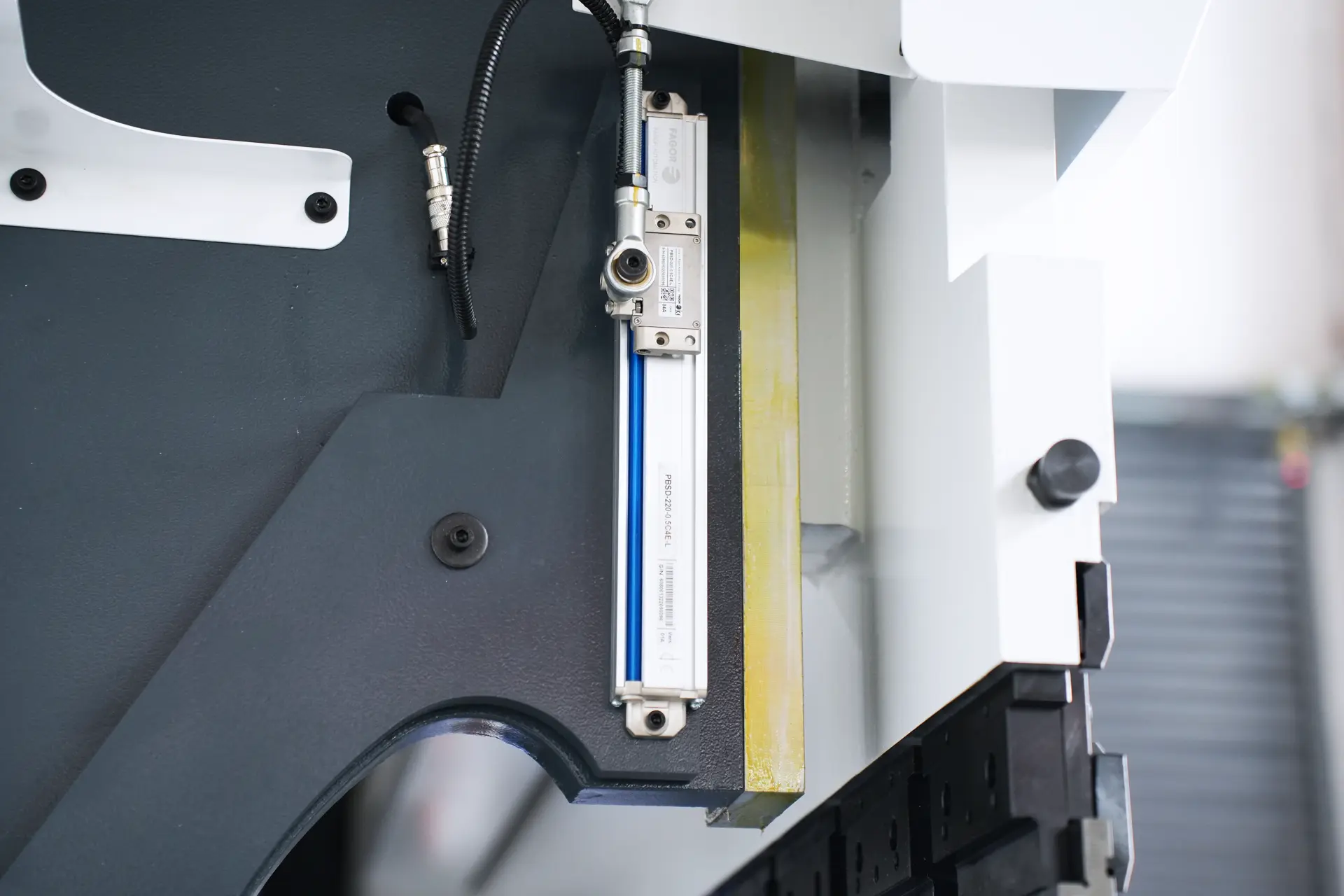 CNC Press Brake MB8-110T3200 3+1 Axis With DELEM DA53T controller - Pictures 12 Fagor Grating Ruler