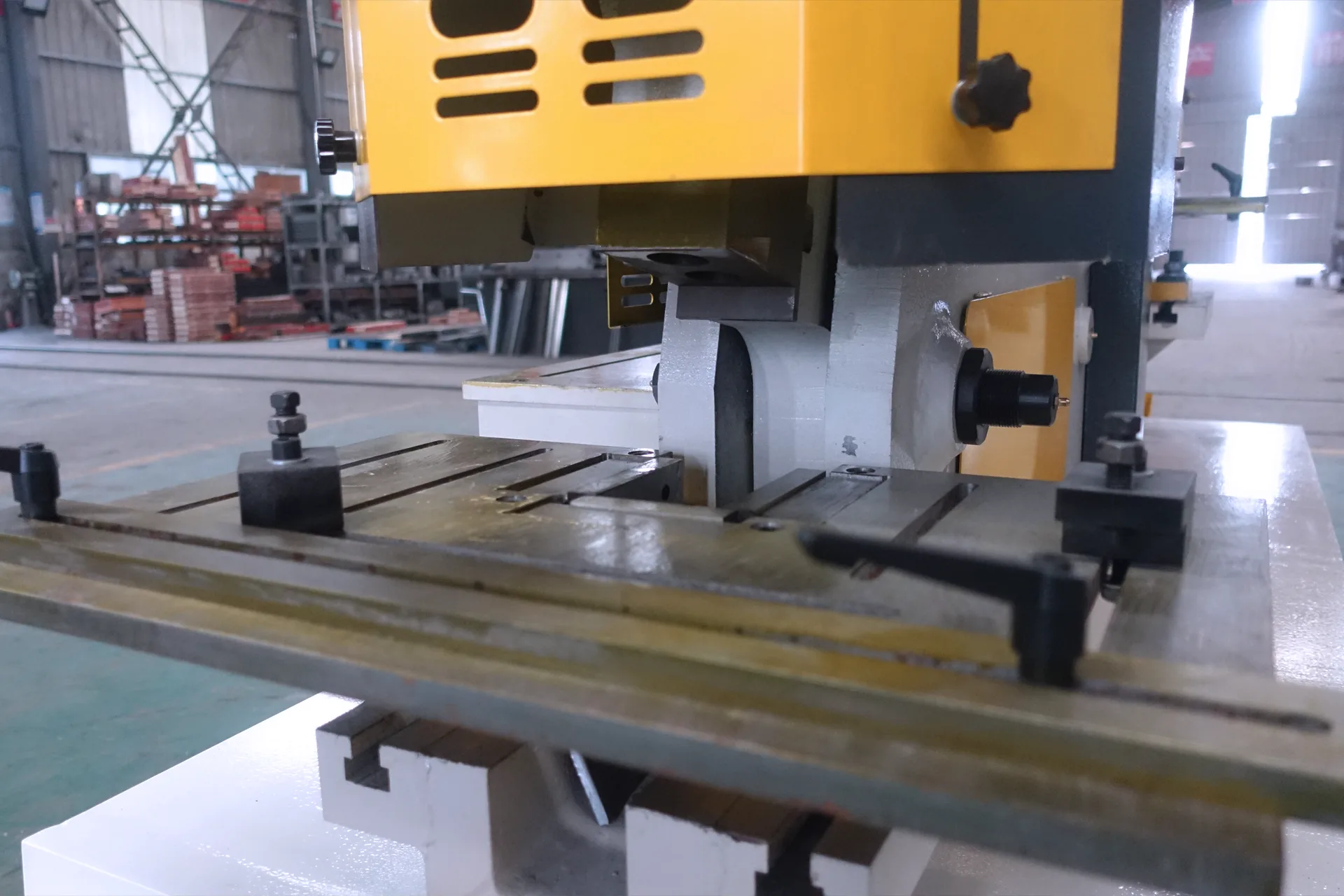 Affordable Ironworker Machine for small workshops, Hydraulic Ironworker Machine with multiple stations - Pictures 13 Affordable Ironworker Machine for small workshops, Hydraulic Ironworker Machine with multiple stations - notching station