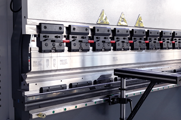 Hybrid CNC Press Brake, 110Ton Sheet Metal Press Brake, DELEM DA58T 2D Controller - Pictures 17 Hybrid CNC Press Brake, 110Ton Sheet Metal Press Brake, DELEM DA58T 2D Controller - pbs 110t2500 da58t segmented bending toolings