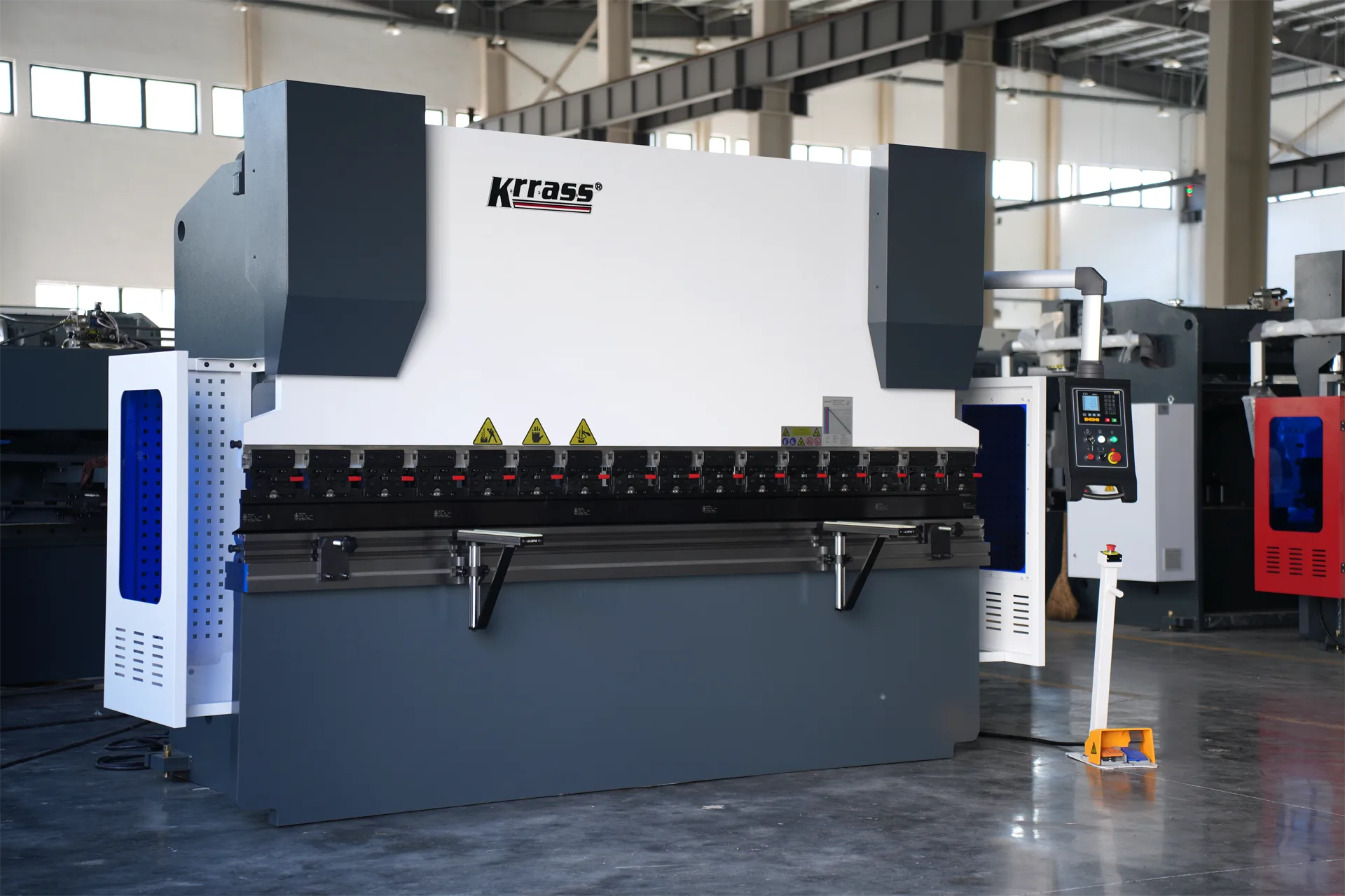 WC67K-125T3200 NC Press Brake with E21 Control - Pictures 9 WC67K-125T3200 NC Press Brake with E21 Control - wc67k 125t3200 with e21 press brake 01
