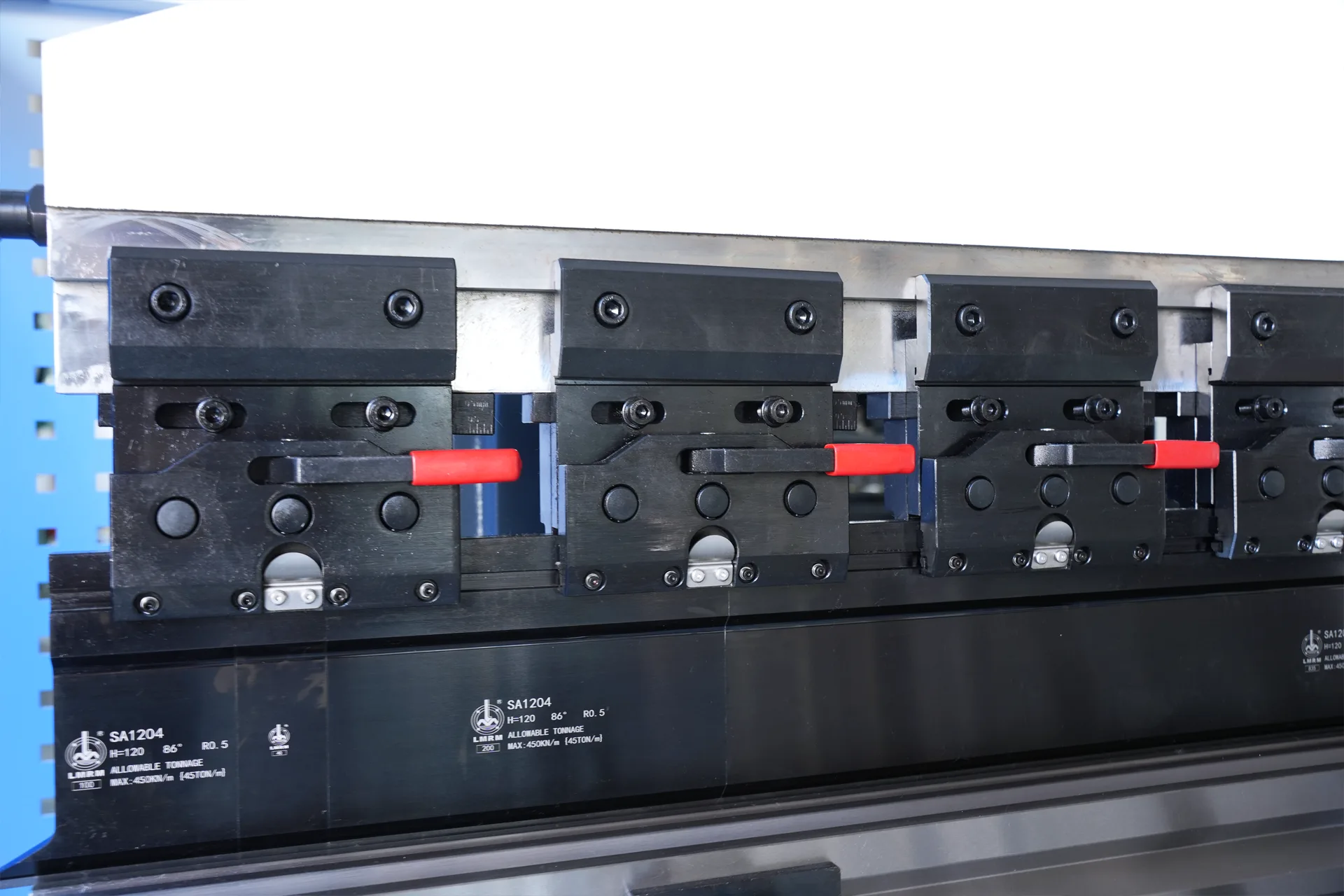 WC67K-125T3200 NC Press Brake with E21 Control - Pictures 14 Manual Upper Tool Clamping