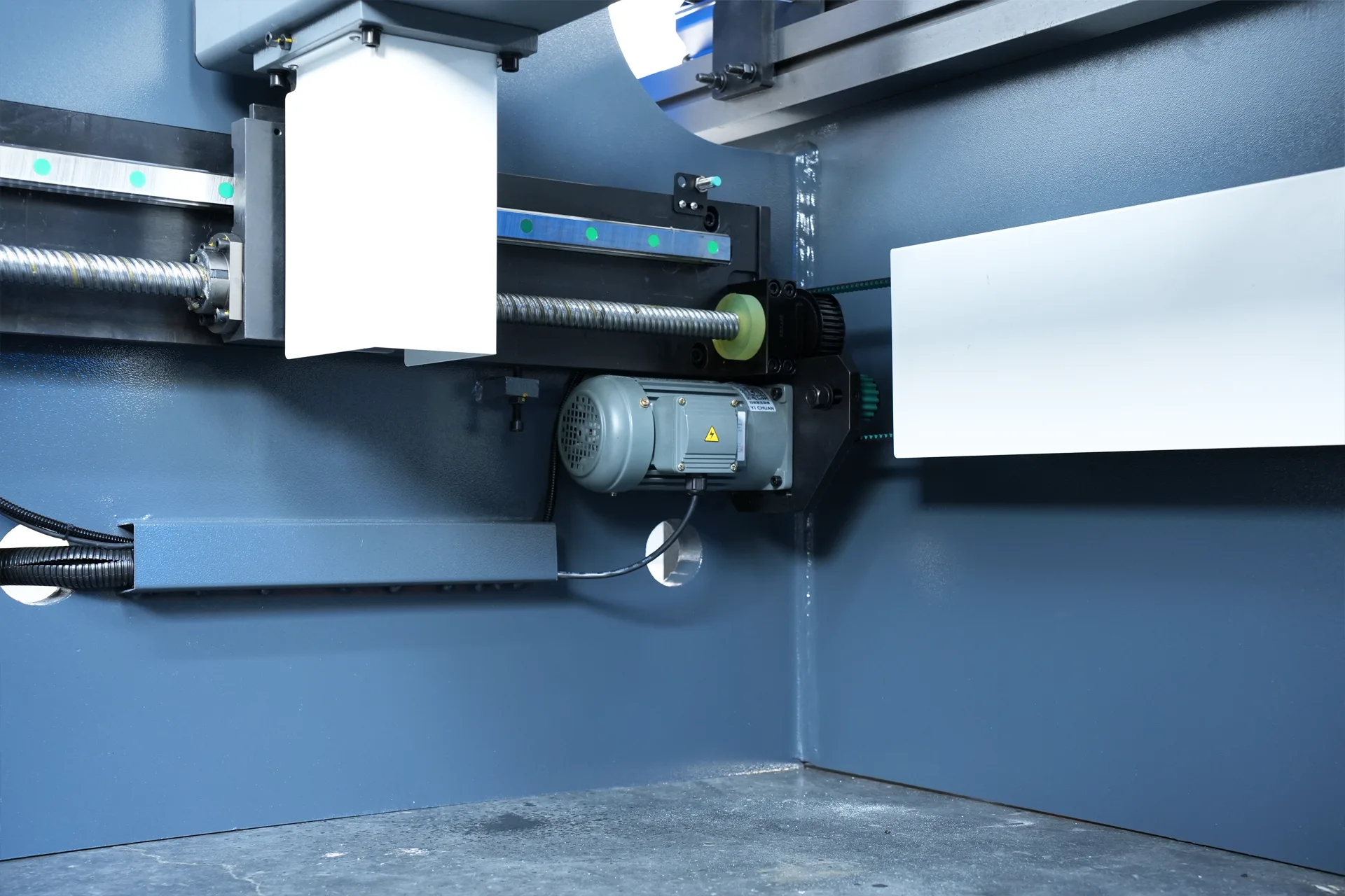 WC67K-125T3200 NC Press Brake with E21 Control - Pictures 16 X-axis 200W reduction motor