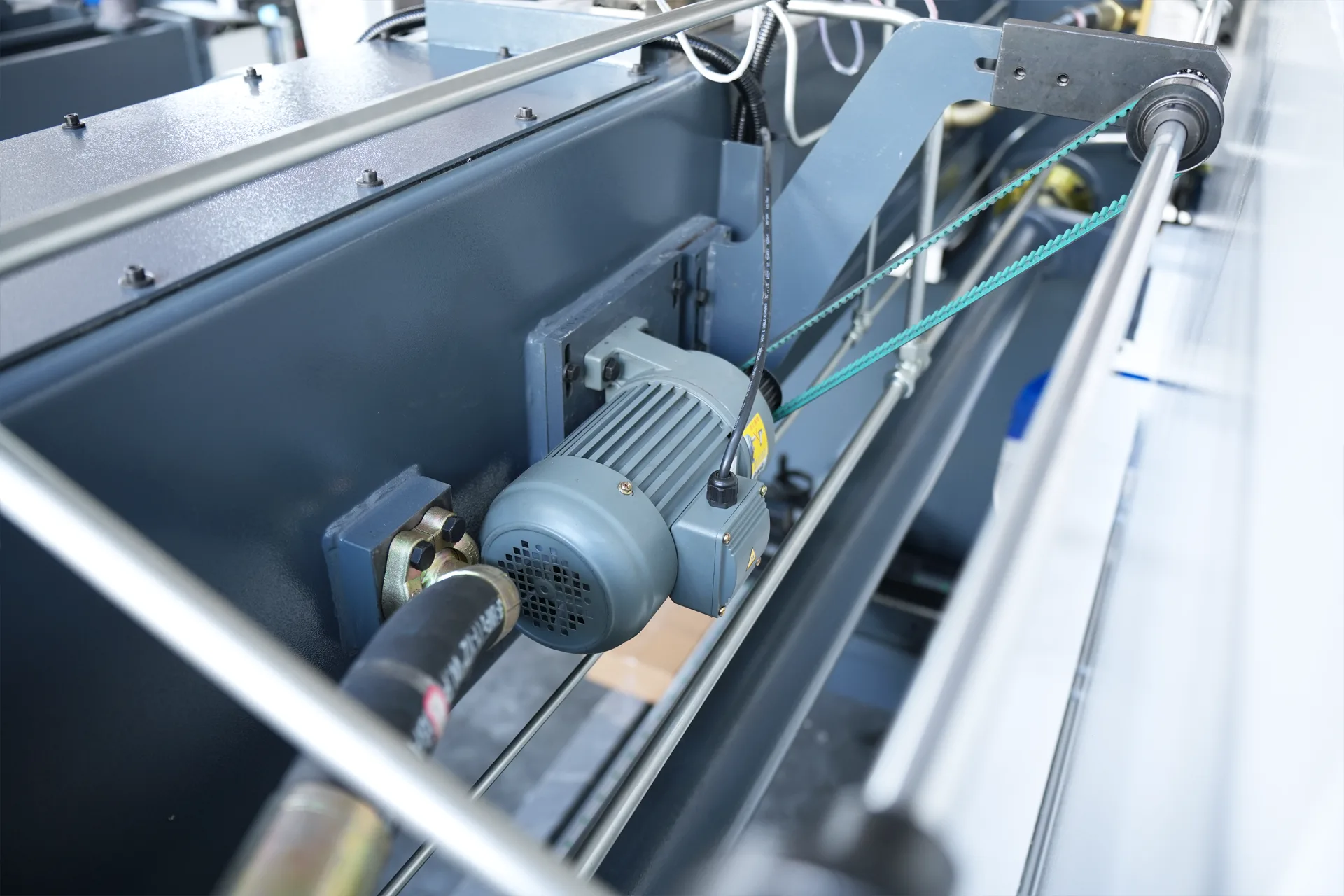 WC67K-125T3200 NC Press Brake with E21 Control - Pictures 17 Y-axis 400W reduction motor